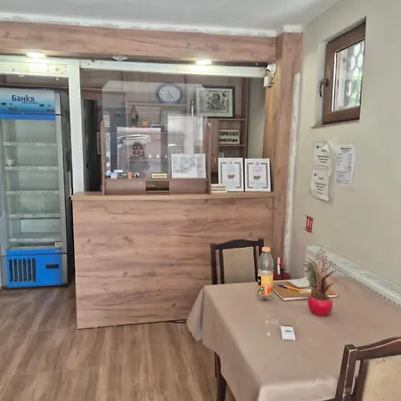 Auberge de jeunesse м *