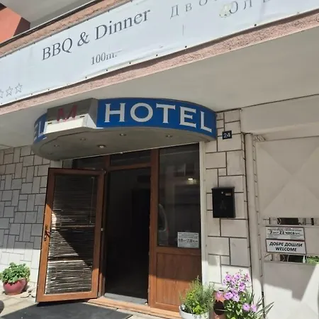 м Auberge de jeunesse *